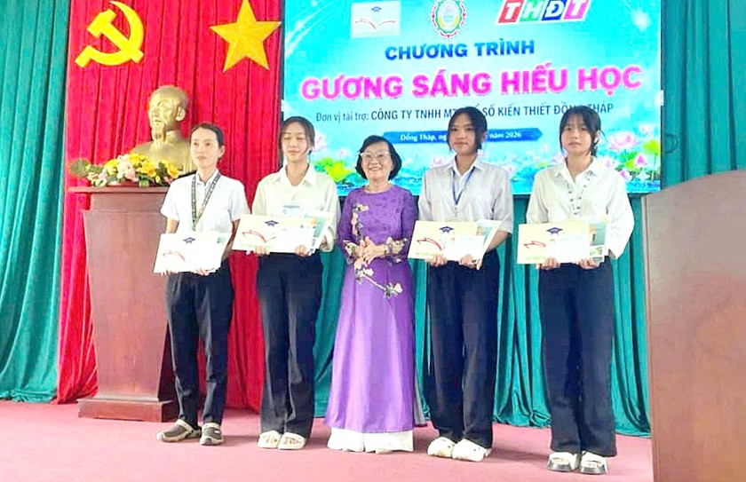Trao hơn 100 triệu từ Quỹ khuyến học Nguyễn Sinh Sắc, t&agrave;i trợ tiếp sức sinh vi&ecirc;n Trường Cao đẳng Y tế Tiền Giang - Ảnh 4.