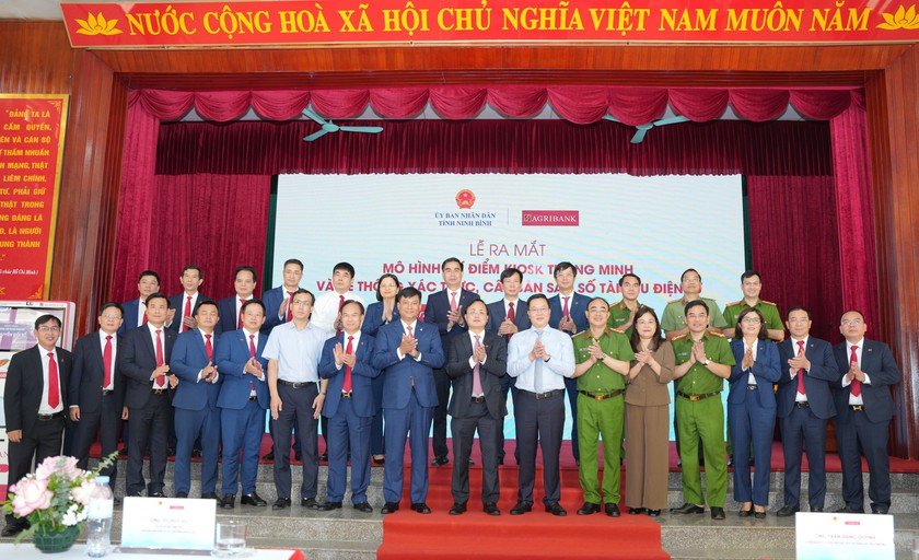 Agribank đồng h&agrave;nh c&ugrave;ng tỉnh Ninh B&igrave;nh triển khai m&ocirc; h&igrave;nh Kiosk th&ocirc;ng minh: &ldquo;C&uacute; h&iacute;ch&rdquo; chuyển đổi số h&agrave;nh ch&iacute;nh c&ocirc;ng- Ảnh 6.