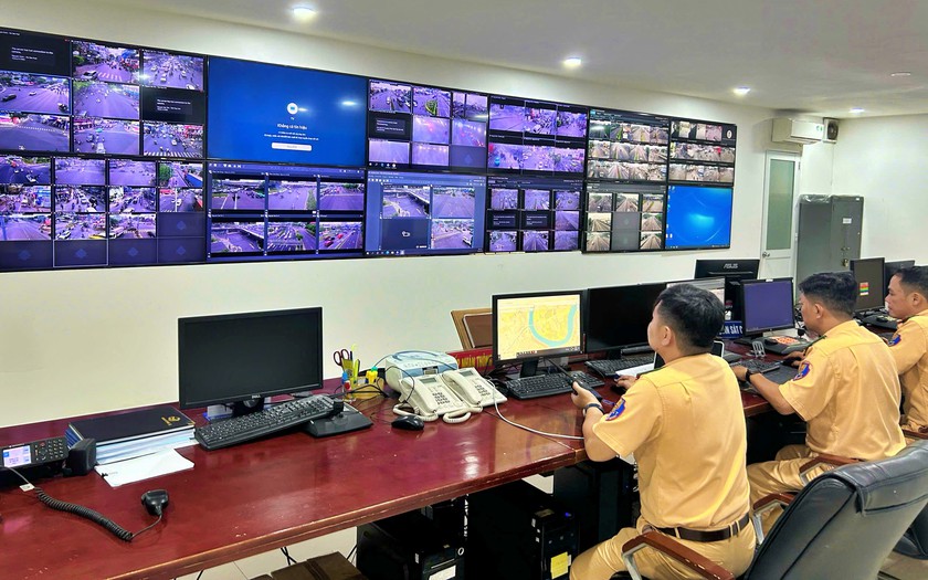 Cảnh s&aacute;t giao th&ocirc;ng Th&agrave;nh phố Hồ Ch&iacute; Minh số ho&aacute; hệ thống để người d&acirc;n c&oacute; thể nộp phạt qua điện thoại - Ảnh 2.