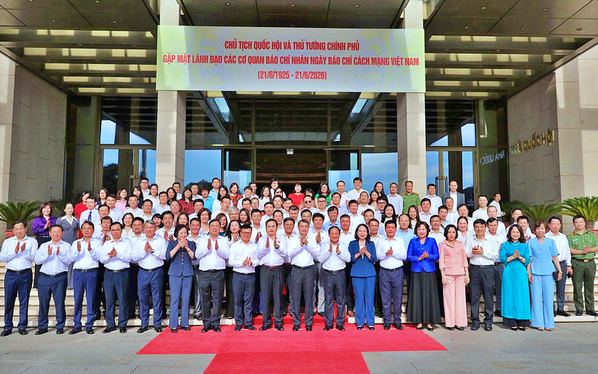 Thủ tướng Ch&iacute;nh phủ v&agrave; Chủ tịch Quốc hội gặp mặt l&atilde;nh đạo c&aacute;c cơ quan b&aacute;o ch&iacute; - Ảnh 3.