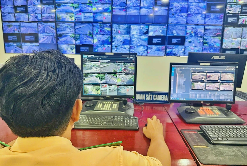 Cảnh s&aacute;t giao th&ocirc;ng Th&agrave;nh phố Hồ Ch&iacute; Minh số ho&aacute; hệ thống để người d&acirc;n c&oacute; thể nộp phạt qua điện thoại - Ảnh 1.