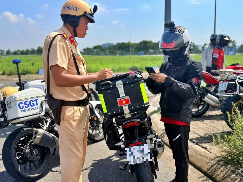 Chạy xe mô tô phân khối lớn, biểu diễn kỹ thuật tại các khu đô thị đang thi công bị xử phạt - Ảnh 1.
