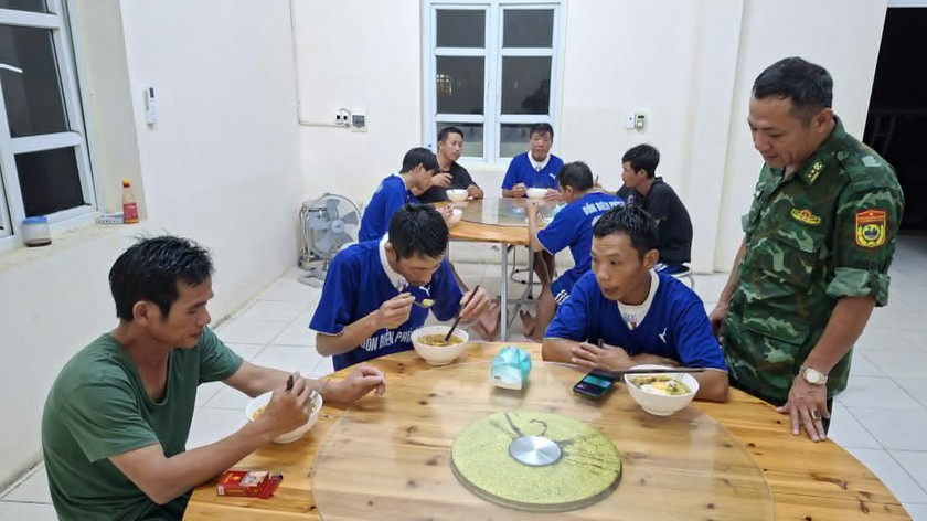 Bi&ecirc;n ph&ograve;ng đảo Trần (Quảng Ninh) cứu nạn kịp thời 9 ngư d&acirc;n Thanh H&oacute;a - Ảnh 4.