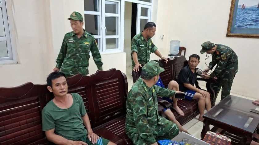 Bi&ecirc;n ph&ograve;ng đảo Trần (Quảng Ninh) cứu nạn kịp thời 9 ngư d&acirc;n Thanh H&oacute;a - Ảnh 3.