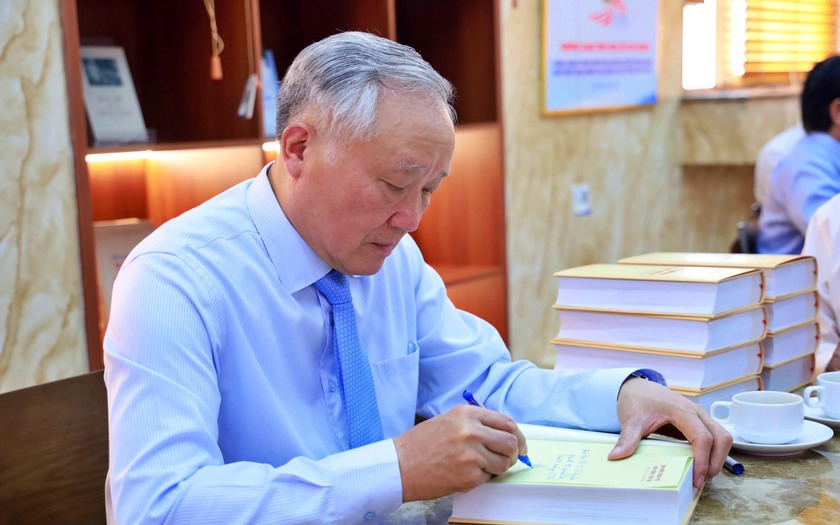 Nhà xuất bản Chính trị quốc gia Sự thật ra mắt sách "Xây dựng Chính phủ liêm chính, kiến tạo trong kỷ nguyên mới" - Ảnh 2.