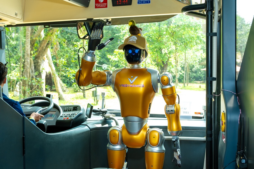 Từ &ldquo;hướng dẫn vi&ecirc;n&rdquo; robot đến d&ugrave;ng bữa c&ugrave;ng c&aacute; mập: Chuỗi trải nghiệm độc lạ khiến du kh&aacute;ch đổ về Bắc đảo Ph&uacute; Quốc - Ảnh 2.