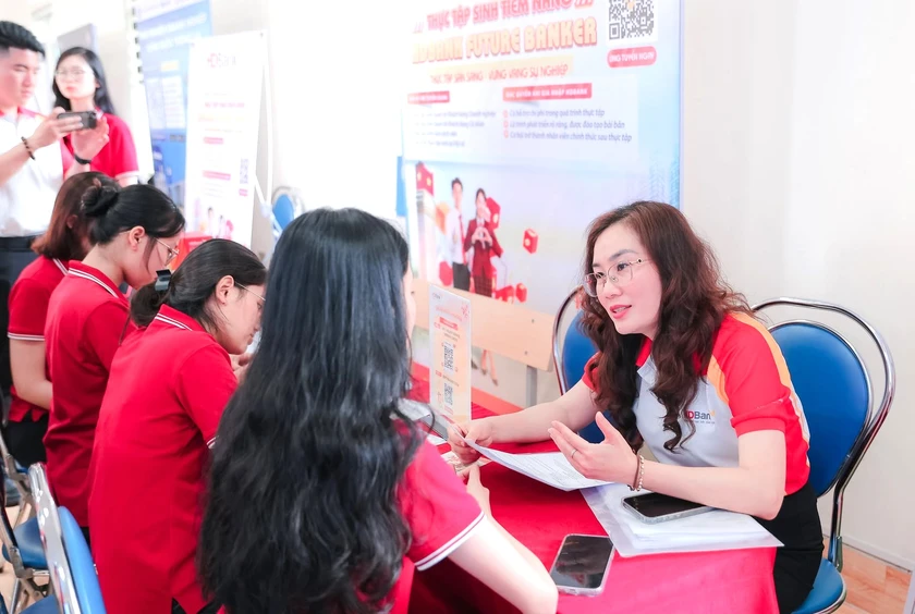 Thay đổi chuẩn cơ sở gi&aacute;o dục đại học: Dịch chuyển từ kiểm so&aacute;t sang gi&aacute;m s&aacute;t kết quả đầu ra - Ảnh 1.