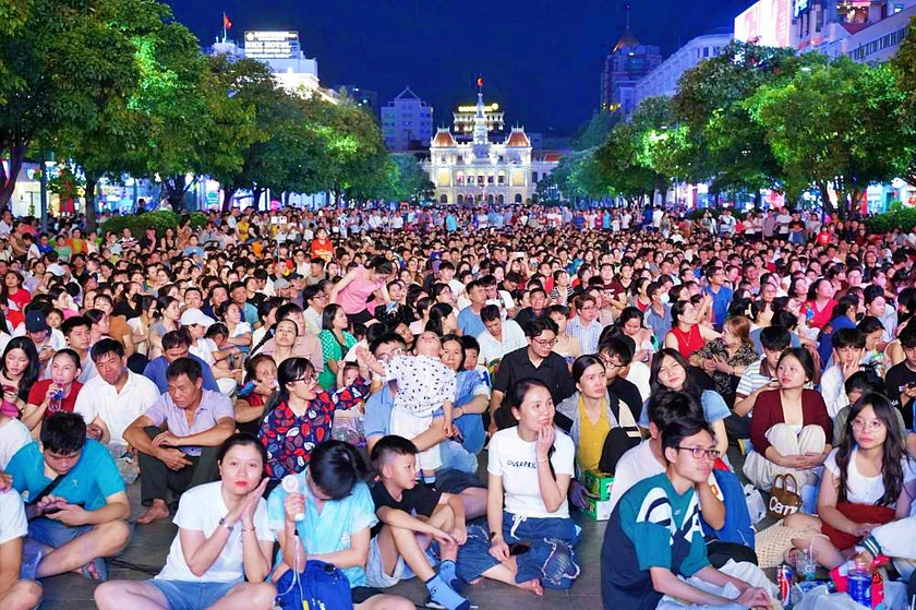 Th&agrave;nh phố Hồ Ch&iacute; Minh bắn ph&aacute;o hoa 16 điểm tối 2/7 mừng 50 năm Th&agrave;nh phố mang t&ecirc;n B&aacute;c - Ảnh 1.