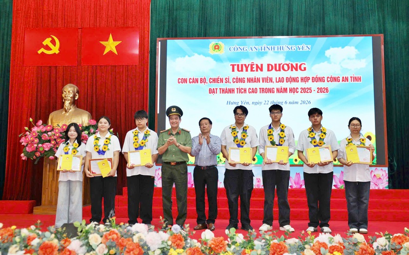 C&ocirc;ng an Hưng Y&ecirc;n biểu dương học sinh giỏi, ph&aacute;t động ủng hộ Quỹ Khuyến học  - Ảnh 4.