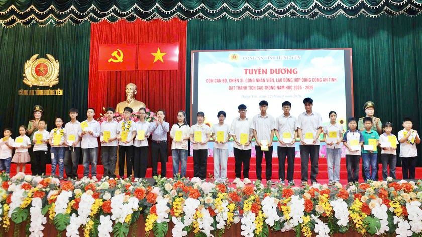 C&ocirc;ng an Hưng Y&ecirc;n biểu dương học sinh giỏi, ph&aacute;t động ủng hộ Quỹ Khuyến học  - Ảnh 2.
