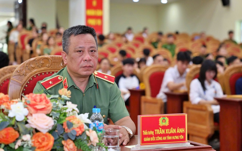 C&ocirc;ng an Hưng Y&ecirc;n biểu dương học sinh giỏi, ph&aacute;t động ủng hộ Quỹ Khuyến học  - Ảnh 1.