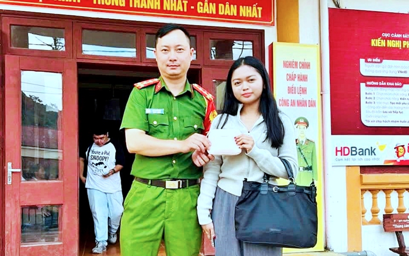 C&ocirc;ng an Sa Pa t&igrave;m trả hộ chiếu v&agrave; t&agrave;i sản cho nữ du kh&aacute;ch Philippines bị đ&aacute;nh rơi - Ảnh 1.
