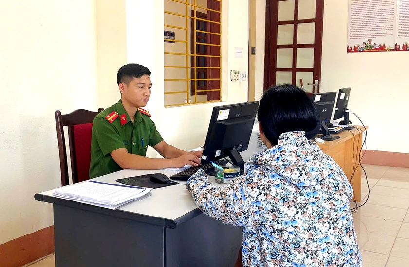 Xử phạt 7,5 triệu đồng người đăng tin sai lệch về cây nghiến di sản ở Lào Cai bị đóng đinh từ gốc lên ngọn - Ảnh 1.