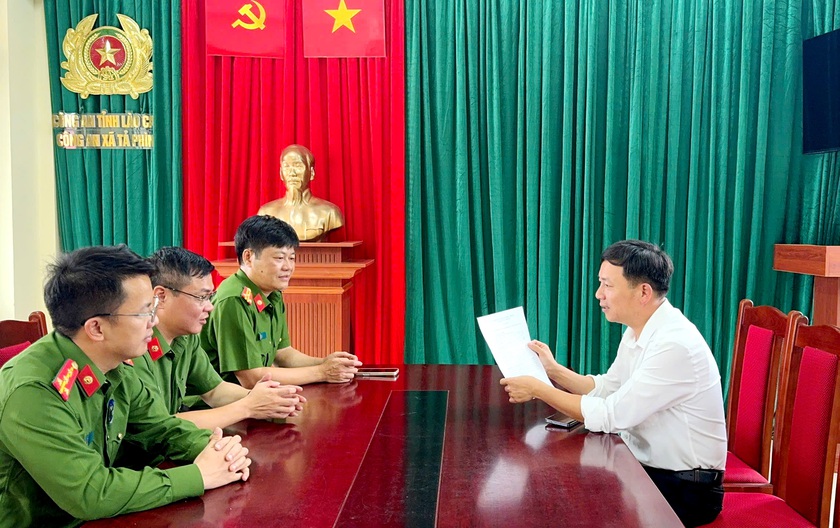 C&ocirc;ng an Tả Ph&igrave;n gi&uacute;p d&acirc;n nhận lại gần 500 triệu đồng chuyển nhầm t&agrave;i khoản  - Ảnh 2.