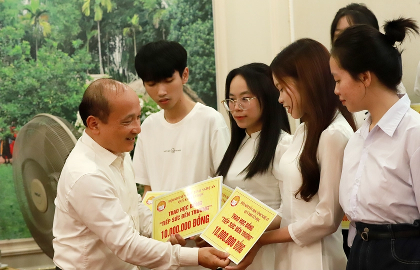 Hội Khuyến học Nghệ An trao 410 triệu đồng học bổng cho 41 sinh vi&ecirc;n ngh&egrave;o học giỏi - Ảnh 3.