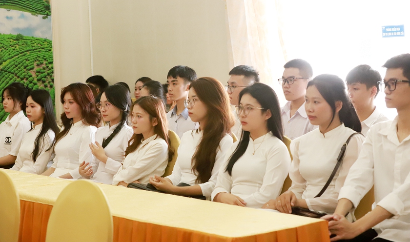 Hội Khuyến học Nghệ An trao 410 triệu đồng học bổng cho 41 sinh vi&ecirc;n ngh&egrave;o học giỏi - Ảnh 2.