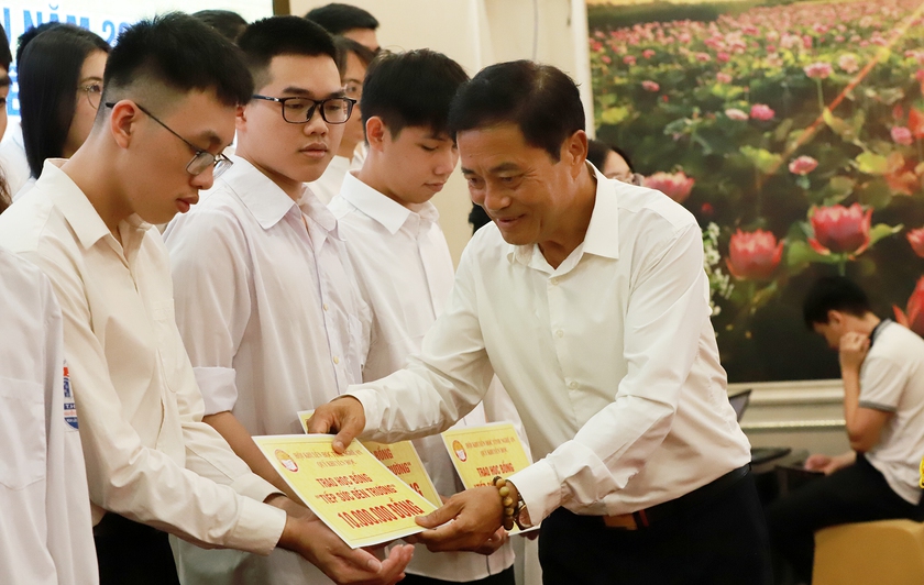 Hội Khuyến học Nghệ An trao 410 triệu đồng học bổng cho 41 sinh vi&ecirc;n ngh&egrave;o học giỏi - Ảnh 5.