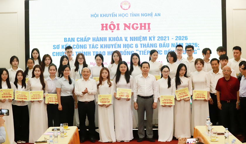 Hội Khuyến học Nghệ An trao 410 triệu đồng học bổng cho 41 sinh vi&ecirc;n ngh&egrave;o học giỏi - Ảnh 6.