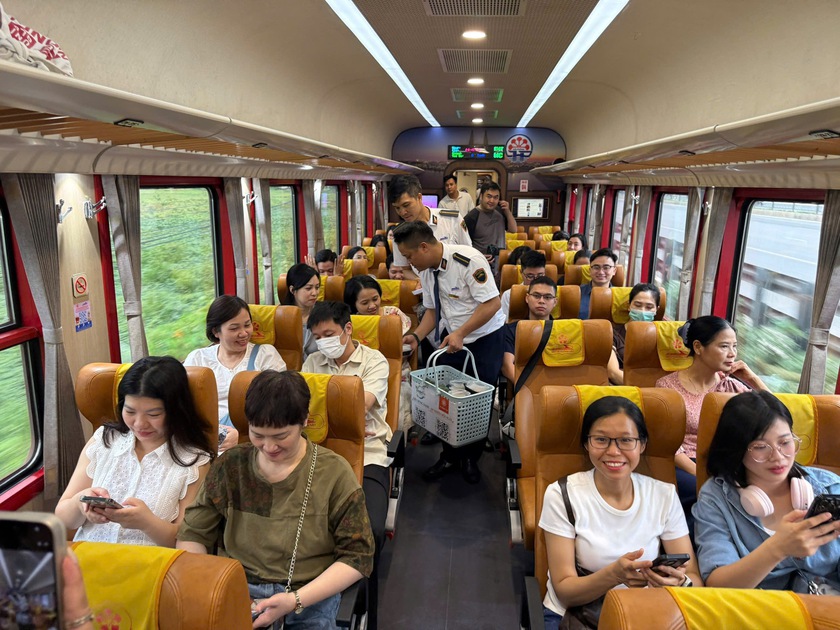 C&aacute;n bộ, b&aacute;c sỹ Bạch Mai thảnh thơi đi l&agrave;m tr&ecirc;n tuyến t&agrave;u mới nối thẳng cơ sở 2 - Ảnh 1.