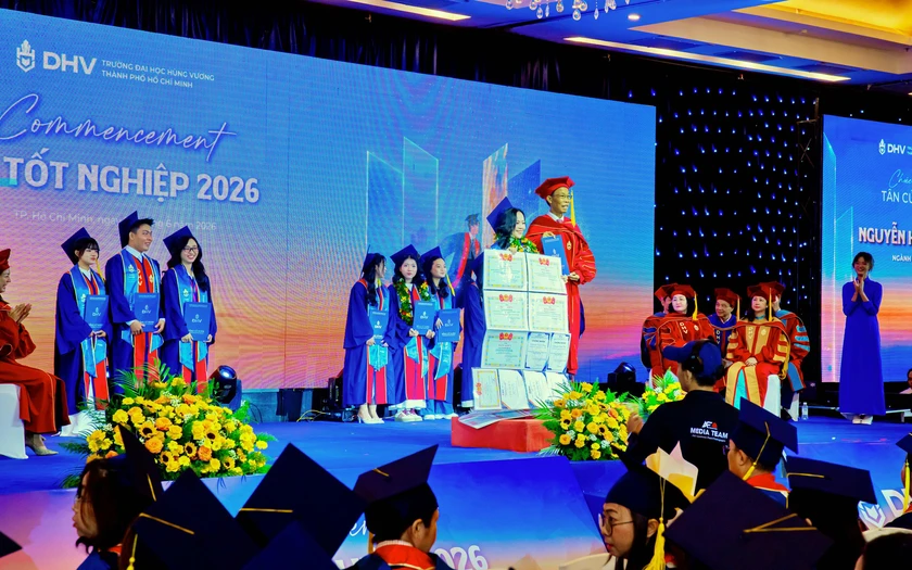 Trường Đại học H&ugrave;ng Vương Th&agrave;nh phố Hồ Ch&iacute; Minh trao bằng cho 28 t&acirc;n thạc sĩ v&agrave; 218 t&acirc;n cử nh&acirc;n - Ảnh 1.