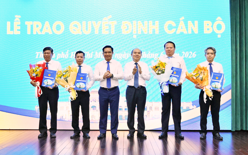 UBND Th&agrave;nh phố Hồ Ch&iacute; Minh trao c&aacute;c quyết định bổ nhiệm Gi&aacute;m đốc sở v&agrave; c&aacute;n bộ - Ảnh 3.