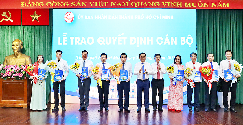 UBND Th&agrave;nh phố Hồ Ch&iacute; Minh trao c&aacute;c quyết định bổ nhiệm Gi&aacute;m đốc sở v&agrave; c&aacute;n bộ - Ảnh 1.