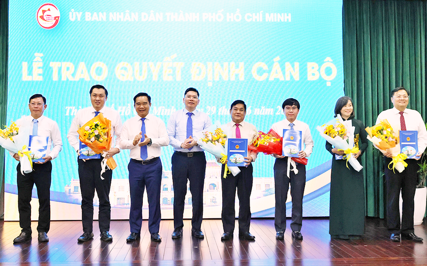 UBND Th&agrave;nh phố Hồ Ch&iacute; Minh trao c&aacute;c quyết định bổ nhiệm Gi&aacute;m đốc sở v&agrave; c&aacute;n bộ - Ảnh 4.