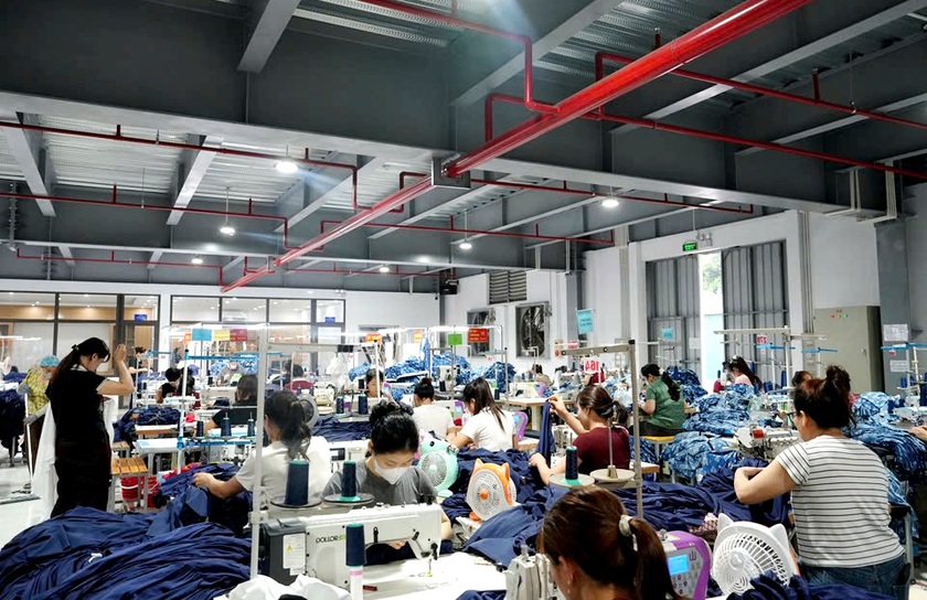 L&agrave;o Cai: Nhiều doanh nghiệp lắp đặt điện mặt trời m&aacute;i nh&agrave;, tiết kiệm 3 - 4 triệu đồng/th&aacute;ng - Ảnh 6.