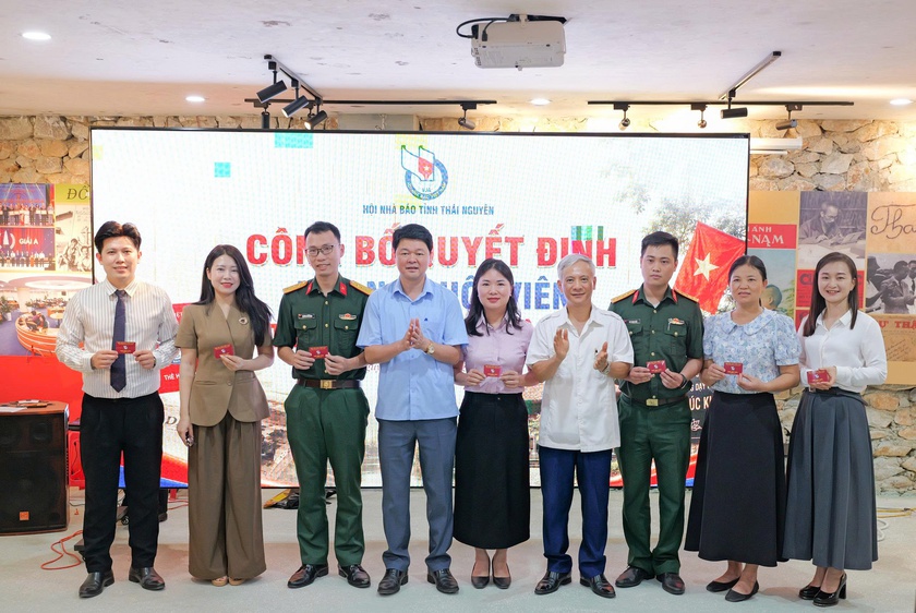 Về nguồn, tiếp lửa truyền thống cho sinh vi&ecirc;n b&aacute;o ch&iacute; - Ảnh 2.