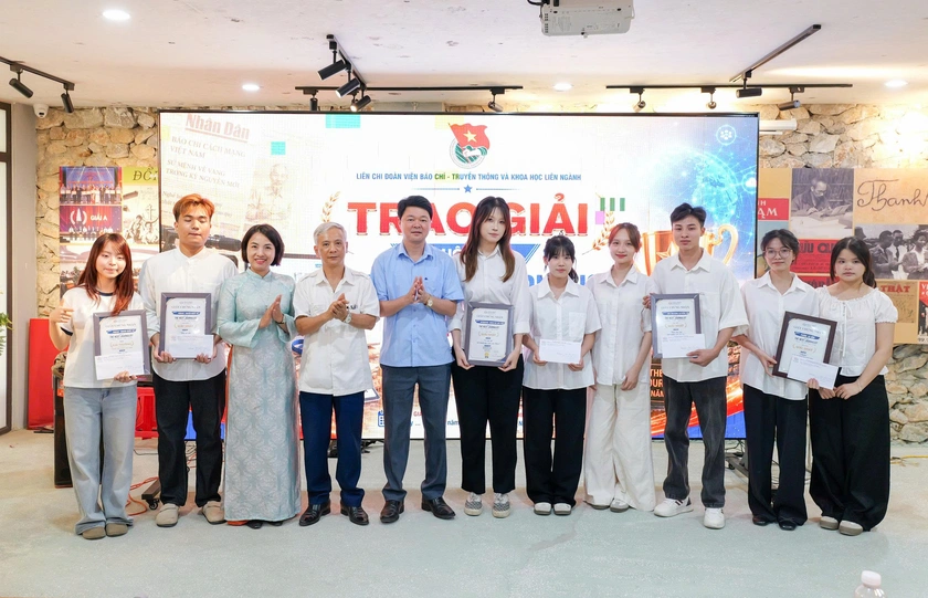 Về nguồn, tiếp lửa truyền thống cho sinh vi&ecirc;n b&aacute;o ch&iacute; - Ảnh 8.