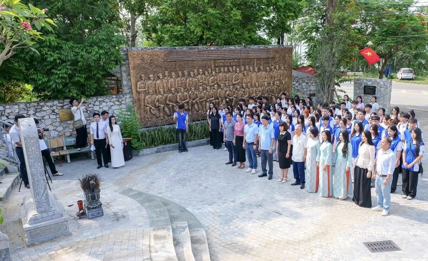 Về nguồn, tiếp lửa truyền thống cho sinh vi&ecirc;n b&aacute;o ch&iacute; - Ảnh 1.