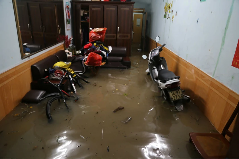 Mưa lớn k&eacute;o d&agrave;i, người d&acirc;n Quảng Ninh chật vật đối ph&oacute; - Ảnh 3.