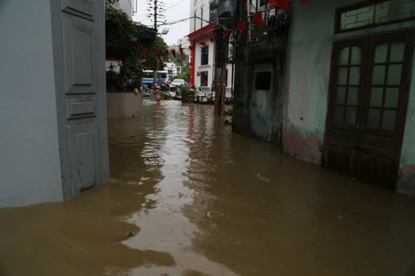 Mưa lớn k&eacute;o d&agrave;i, người d&acirc;n Quảng Ninh chật vật đối ph&oacute; - Ảnh 2.