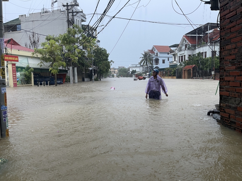Mưa lớn k&eacute;o d&agrave;i, người d&acirc;n Quảng Ninh chật vật đối ph&oacute; - Ảnh 1.
