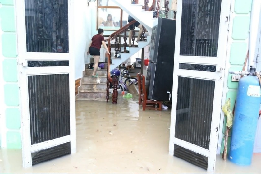 Mưa lớn k&eacute;o d&agrave;i, người d&acirc;n Quảng Ninh chật vật đối ph&oacute; - Ảnh 5.