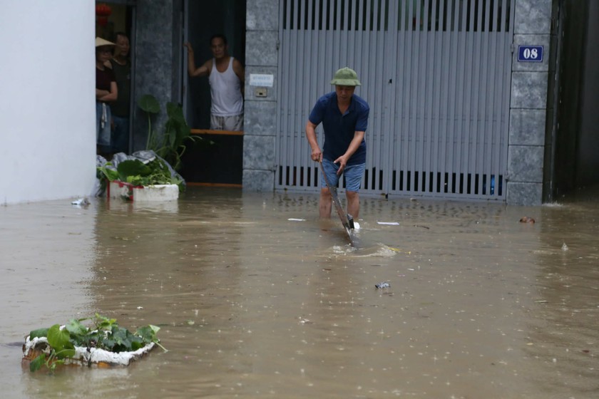 Mưa lớn k&eacute;o d&agrave;i, người d&acirc;n Quảng Ninh chật vật đối ph&oacute; - Ảnh 6.