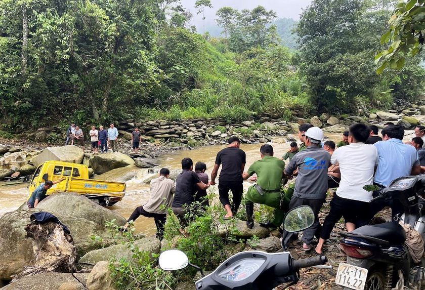 C&ocirc;ng an d&ugrave;ng d&acirc;y c&aacute;p k&eacute;o tho&aacute;t 1 xe &ocirc; t&ocirc; của d&acirc;n bị mắc kẹt giữa suối lũ ở L&agrave;o Cai - Ảnh 3.