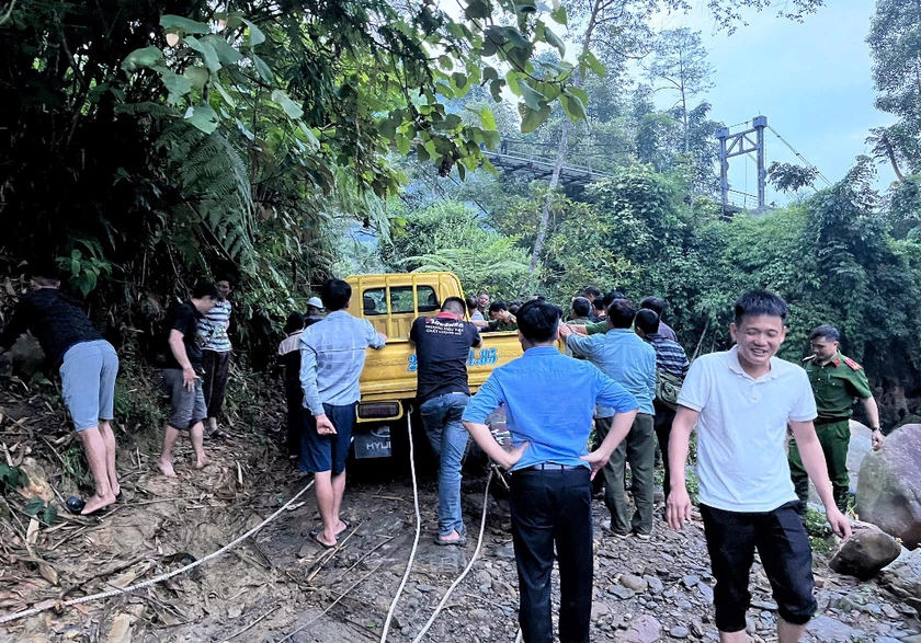 C&ocirc;ng an d&ugrave;ng d&acirc;y c&aacute;p k&eacute;o tho&aacute;t 1 xe &ocirc; t&ocirc; của d&acirc;n bị mắc kẹt giữa suối lũ ở L&agrave;o Cai - Ảnh 5.