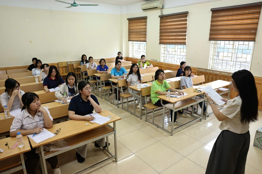 Trường Trung học phổ th&ocirc;ng chuy&ecirc;n Đại học Sư phạm c&ocirc;ng bố điểm thi lớp 10 v&agrave;o 15/6 - Ảnh 1.