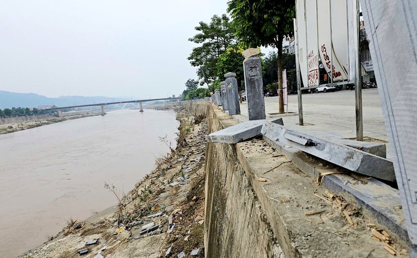 Bắt giam Ph&oacute; chủ tịch x&atilde; v&agrave; Gi&aacute;m đốc doanh nghiệp do thi c&ocirc;ng lan can đ&aacute; bờ k&egrave; s&ocirc;ng Hồng k&eacute;m chất lượng - Ảnh 3.
