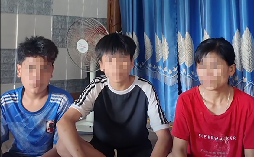 T&agrave;i xế gh&eacute;p xe kh&aacute;ch tăng gi&aacute;, &eacute;p 2 nam thiếu ni&ecirc;n g&aacute;n điện thoại - Ảnh 1.