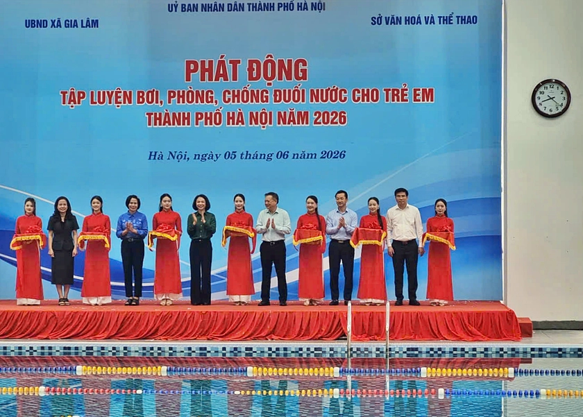 Ph&aacute;t động tập luyện bơi, ph&ograve;ng, chống đuối nước cho trẻ em H&agrave; Nội - Ảnh 1.