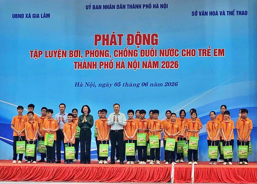 Ph&aacute;t động tập luyện bơi, ph&ograve;ng, chống đuối nước cho trẻ em H&agrave; Nội - Ảnh 4.