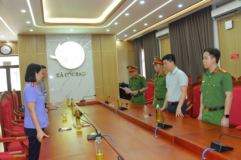 Bắt giam Ph&oacute; chủ tịch x&atilde; v&agrave; Gi&aacute;m đốc doanh nghiệp do thi c&ocirc;ng lan can đ&aacute; bờ k&egrave; s&ocirc;ng Hồng k&eacute;m chất lượng - Ảnh 1.