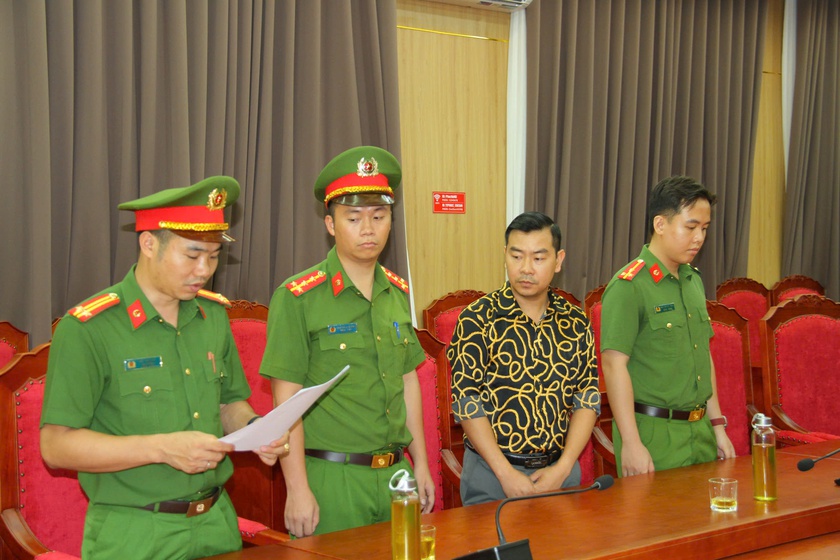 Bắt giam Ph&oacute; chủ tịch x&atilde; v&agrave; Gi&aacute;m đốc doanh nghiệp do thi c&ocirc;ng lan can đ&aacute; bờ k&egrave; s&ocirc;ng Hồng k&eacute;m chất lượng - Ảnh 4.