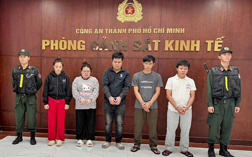 Công an Thành phố Hồ Chí Minh bắt các đối tượng làm giả hơn 23.000 đôi dép các nhãn hiệu - Ảnh 1.