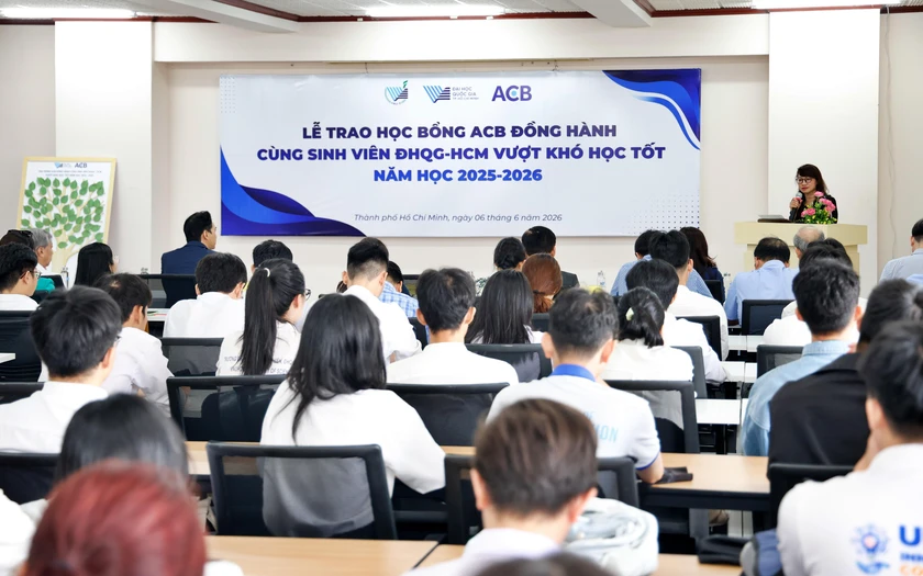 Ng&acirc;n h&agrave;ng ACB trao học bổng cho 100 học sinh, sinh vi&ecirc;n Đại học Quốc gia Th&agrave;nh phố Hồ Ch&iacute; Minh - Ảnh 2.