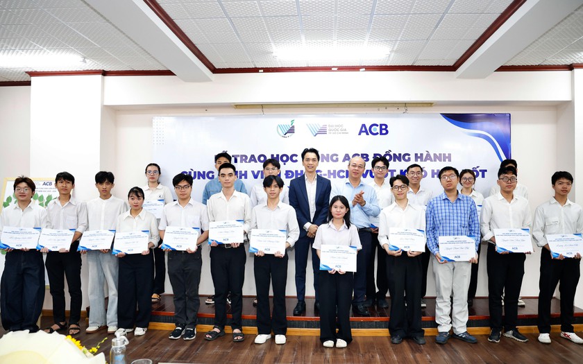 Ng&acirc;n h&agrave;ng ACB trao học bổng cho 100 học sinh, sinh vi&ecirc;n Đại học Quốc gia Th&agrave;nh phố Hồ Ch&iacute; Minh - Ảnh 1.