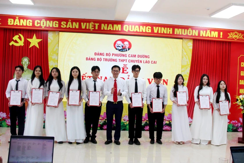 10 học sinh ưu t&uacute; Trường THPT Chuy&ecirc;n L&agrave;o Cai được kết nạp v&agrave;o Đảng - Ảnh 1.