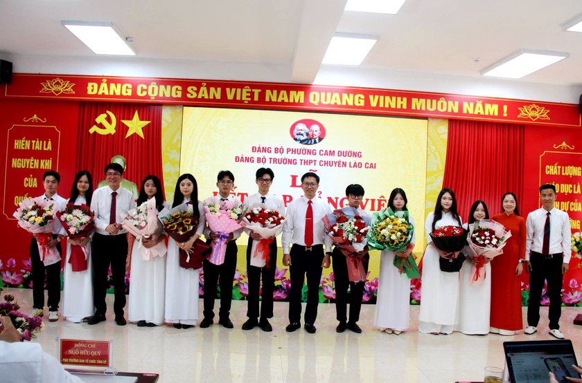 10 học sinh ưu t&uacute; Trường THPT Chuy&ecirc;n L&agrave;o Cai được kết nạp v&agrave;o Đảng - Ảnh 5.